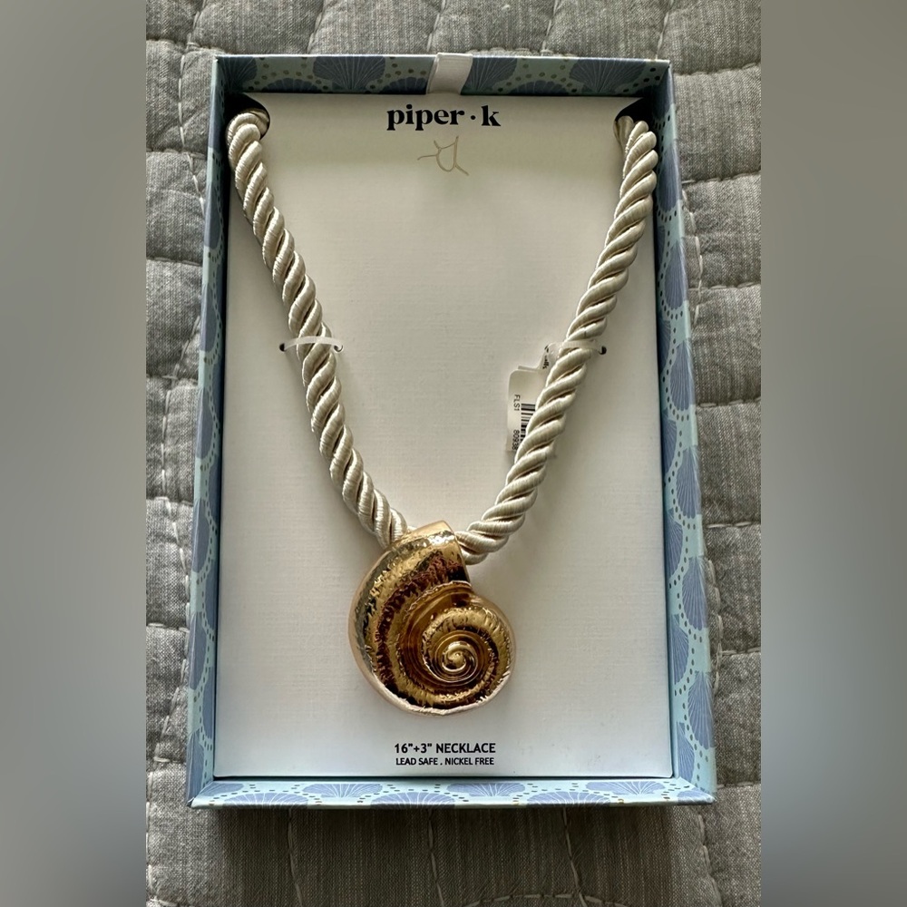 Piper•K Gold Tone Shell  Pendant Rope Necklace